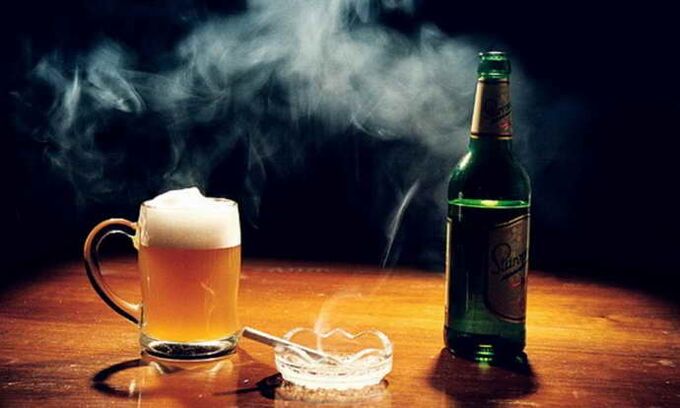 El alcohol y el fumar como la causa de la osteocondrosis del pecho
